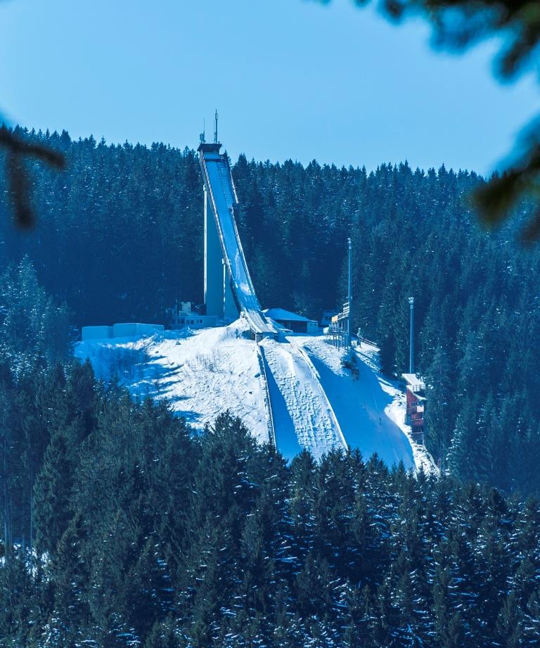 Langenwaldschanze im Schnee mitten im Wald