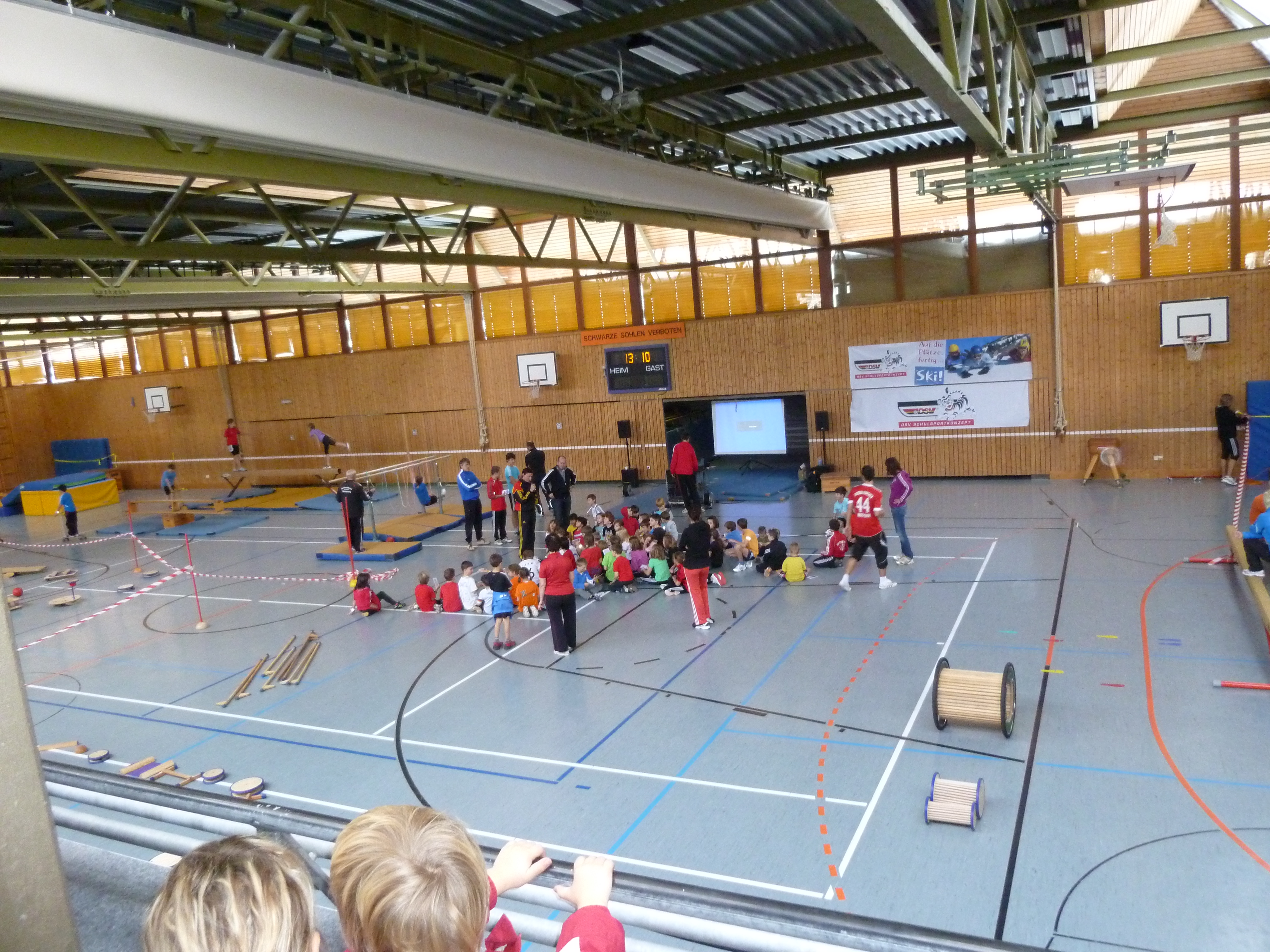 Innenaufnahme Sporthalle, KInder beim Sportbetrieb